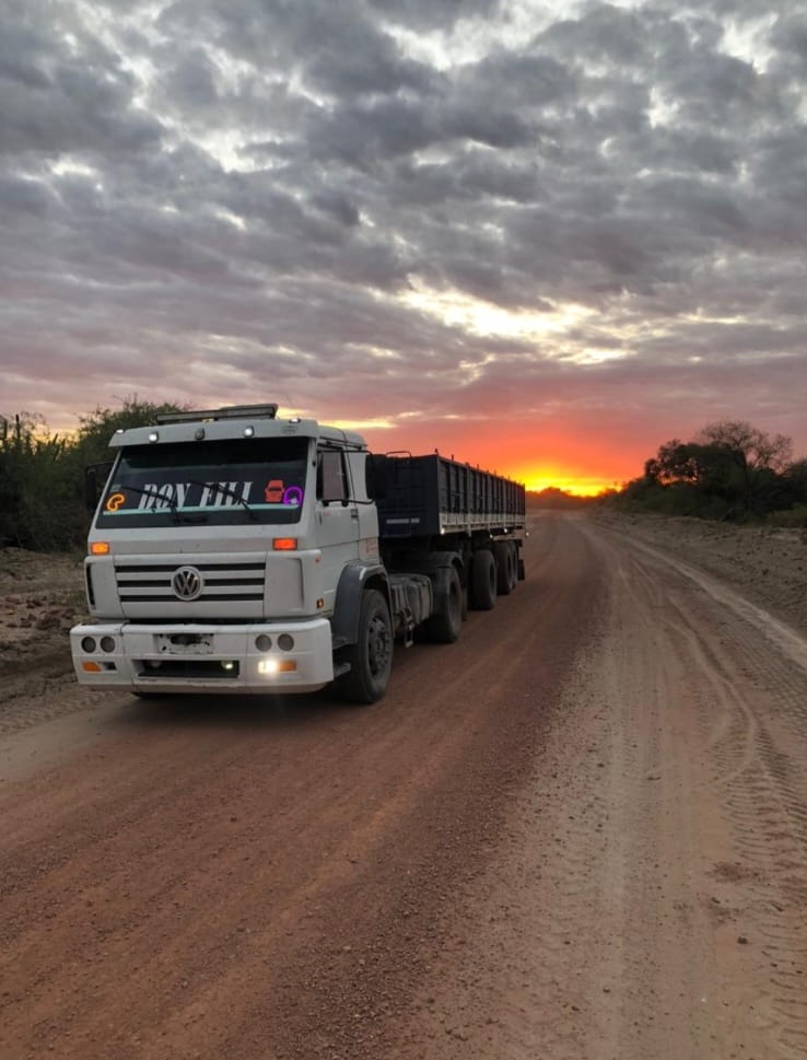 Transporte pesado al atardecer