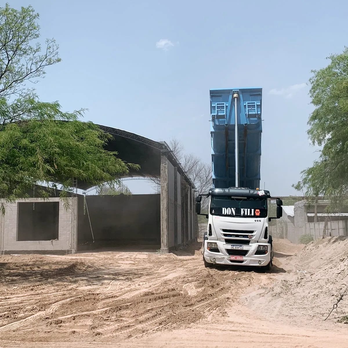 Camión volcador descargando áridos